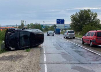 O șoferiță de 19 ani s-a inversat cu mașina în apropiere de Bălți