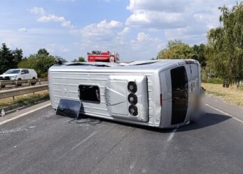 Un microbuz cu pasageri s-a răsturnat. Sunt victime