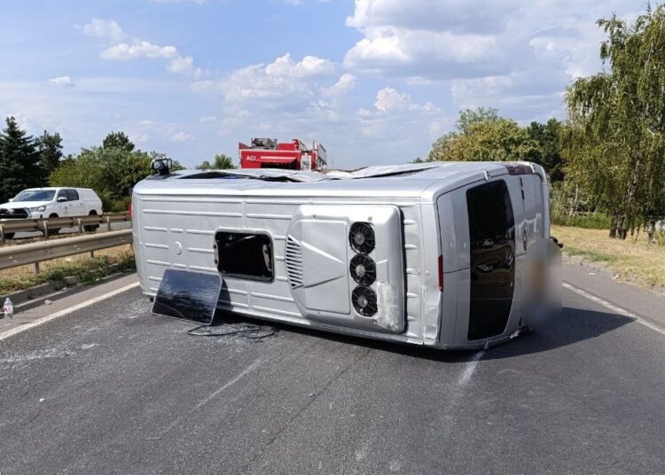 Un microbuz cu pasageri s-a răsturnat. Sunt victime