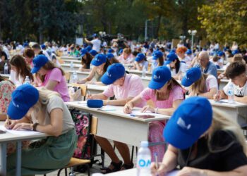 VIDEO // MEC oferă foi, pixuri, apă și chipiuri pentru Marea Dictare Națională. 1.500 de persoane sunt așteptate să-și testeze cunoștințele de limbă română