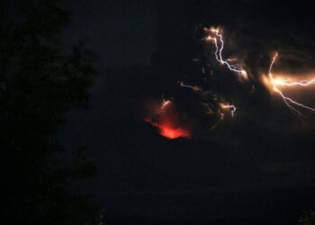 VIDEO | Vulcanul Shiveluch din Kamceatka a erupt în urma seismului de magnitudine 7 produs în largul peninsulei ruse