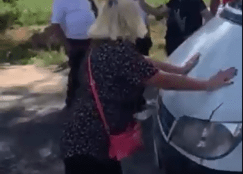 VIDEO // Drum blocat la ieșirea din s.Pelinia: Susținătorii lui Șor lovesc mașinile și intimidează șoferii