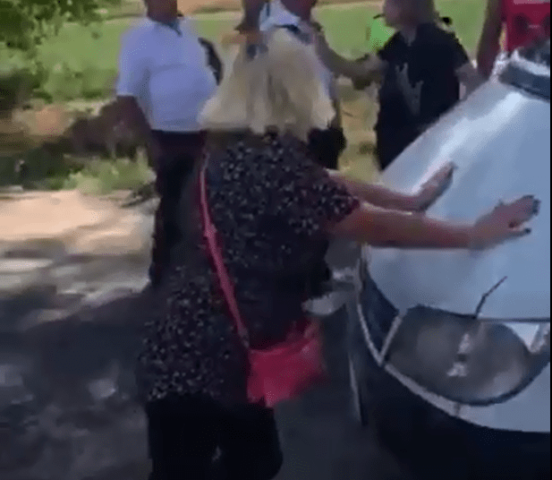 VIDEO // Drum blocat la ieșirea din s.Pelinia: Susținătorii lui Șor lovesc mașinile și intimidează șoferii