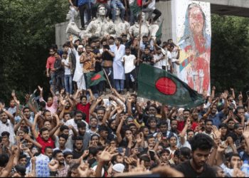 VIDEO | Momentul în care protestatarii iau cu asalt reședința premierului din Bangladesh