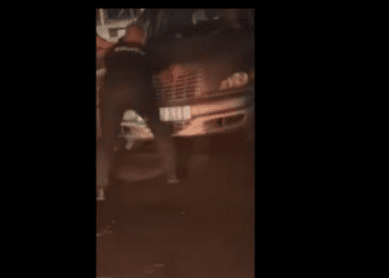 VIDEO | Un bărbat din raionul Soroca, stopat forțat de poliție. Acesta conducea mașina într-un loc interzis