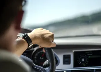 VIDEO // S-a pornit la plimbare beat și cu o mașină furată. Ce riscă făptașul