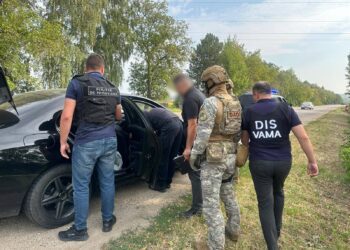 VIDEO // 5 000 de euro pentru migrația ilegală a ucrainenilor. Un angajat al Serviciului Vamal, împreună cu fratele său, arestați