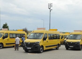 40 de autobuze școlare, procurate cu suportul României, au fost transmite instituțiilor de învățământ din R. Moldova. Dorin Recean: „Bucureștiul întotdeauna a avut această deschidere să ajute R. Moldova”