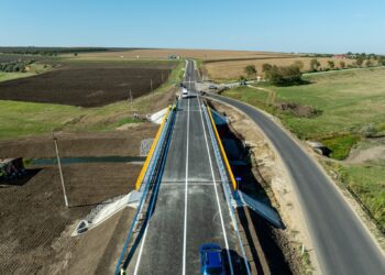 FOTO // Circulația pe podul de la Pelinia, deschisă. Andrei Spînu: „Mergem înainte, construim drumuri și poduri europene”