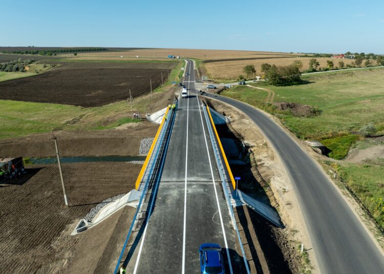 FOTO // Circulația pe podul de la Pelinia, deschisă. Andrei Spînu: „Mergem înainte, construim drumuri și poduri europene”