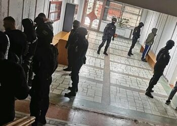 VIDEO // Cei șapte bărbați, reținuți pentru pregătirea dezordinilor în masă, condamnați.  Organizatorul grupului criminal este din Bălți