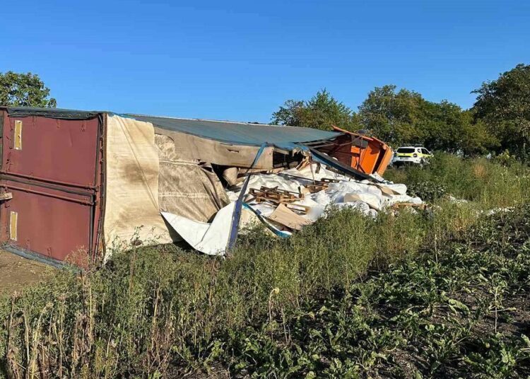 FOTO | Un camion încărcat cu 22 de tone de zahăr s-a răsturnat la Drochia