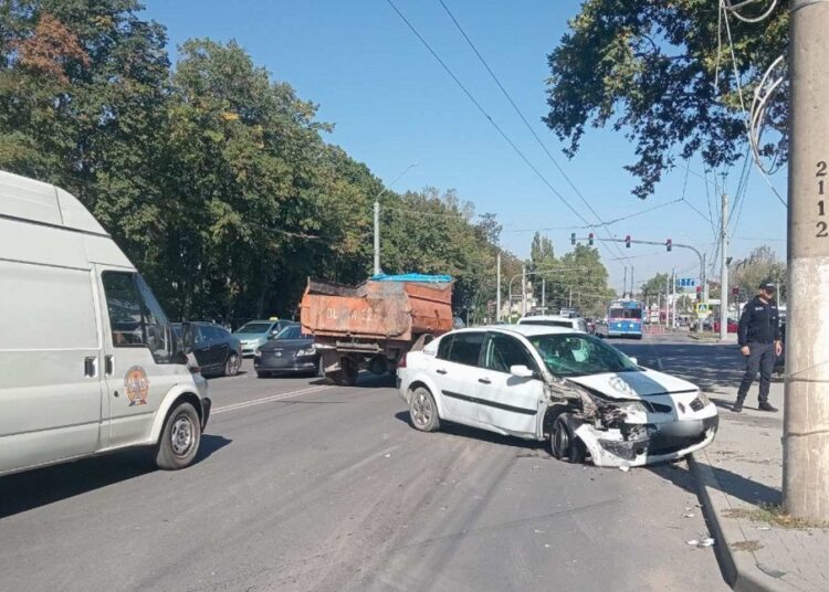 FOTO | A urcat beat la volan și a dat cu mașina într-un pilon. Un șofer din Bălți a ajuns pe mână poliției