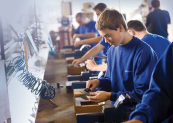Învățământul dual va fi extins în universități. Tinerii vor putea îmbina studiile cu activitatea într-o companie