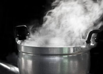 Și-a stropit fiica cu apă clocotită din cauza a 50 de lei. O femeie din Drochia și-a aflat pedeapsa