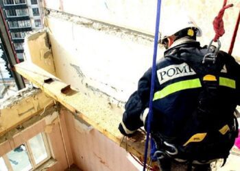 A amenințat că se aruncă în gol. O tânără din capitală, salvată de angajații IGSU