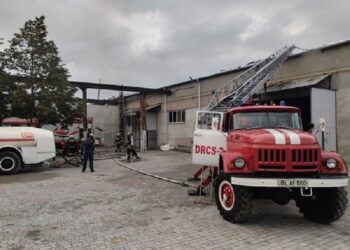 FOTO | Un depozit din Bălți a fost cuprins de flăcări. Peste 60 de salvatori au luptat cu focul