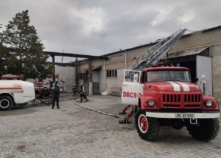 FOTO | Un depozit din Bălți a fost cuprins de flăcări. Peste 60 de salvatori au luptat cu focul