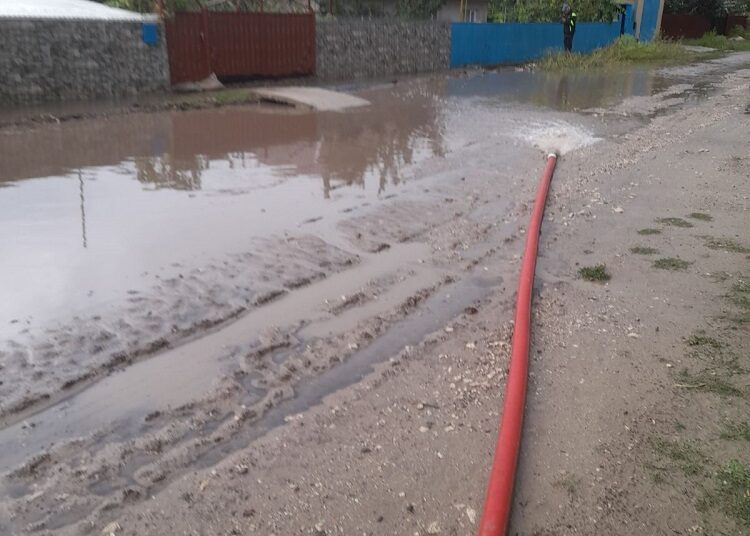 FOTO | Patru persoane, salvate de pompieri în urma precipitațiilor