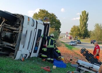 Un bărbat, descarcerat de salvatori în urma unui accident rutier