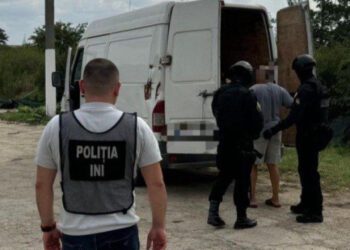 VIDEO / Promisiuni în loc de leafă. Proprietarul unui ferme de păsări, arestat pentru trafic de persoane în scop de exploatare prin muncă