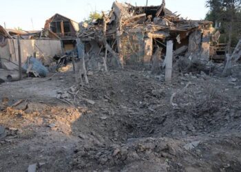 ФОТО | Россия атаковала Украину дронами и ракетами. В Запорожье повреждены предприятие и жилые дома. В Киеве обломки упали на газопровод