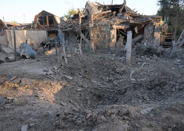 ФОТО | Россия атаковала Украину дронами и ракетами. В Запорожье повреждены предприятие и жилые дома. В Киеве обломки упали на газопровод