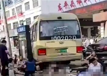 Unsprezece morți, printre care copii, după ce un autobuz a lovit un grup de elevi în China