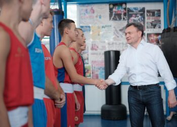 FOTO / Pugiliștii de la Școala sportivă din Grimăncăuți au dat ochii cu Dorin Recean