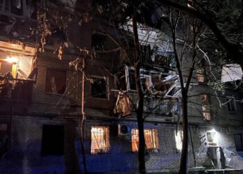 FOTO | Rusia a bombardat orașul ucrainean Zaporojie. Cel puțin 16 răniți în urma atacului