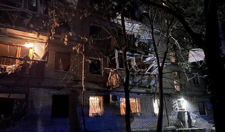FOTO | Rusia a bombardat orașul ucrainean Zaporojie. Cel puțin 16 răniți în urma atacului
