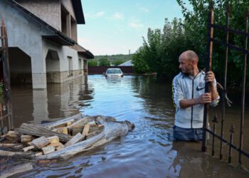 Patru morți și doi dispăruți în România. 18.000 de case rămân fără electricitate