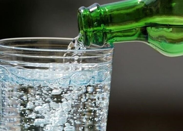 Apa minerală carbogazoasă: când trebuie evitată