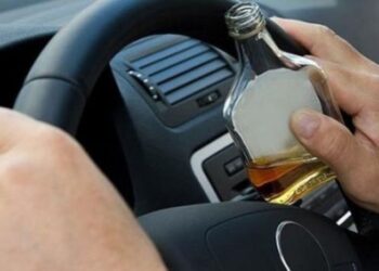 VIDEO // Doi tineri din Ungheni, băuți și fără permise de conducere, reținuți de poliție. Riscă amenzi usturătoare