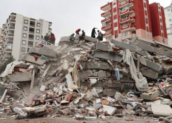 865 de ani de închisoare pentru un constructor din Turcia. Clădirea pe care a ridicat-o s-a prăbușit cu aproape 100 de oameni în interior