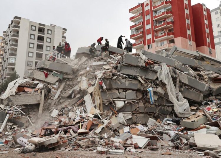 865 de ani de închisoare pentru un constructor din Turcia. Clădirea pe care a ridicat-o s-a prăbușit cu aproape 100 de oameni în interior