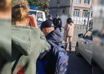 Un elev a atacat cu ciocanul trei colegi și o profesoară într-o școală din Rusia