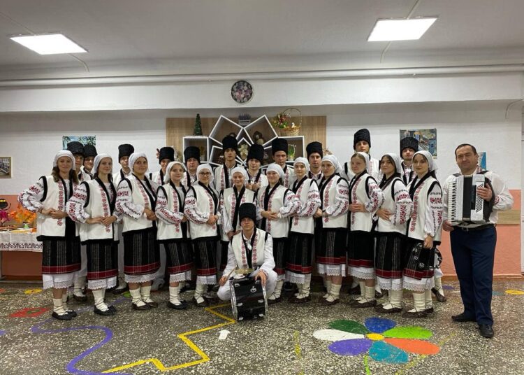 FOTO / DRRM ajută tinerii din satul Gordinești, raionul Edineț, să promoveze portul popular românesc