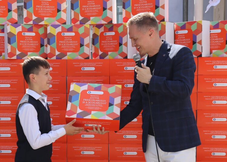 FOTO / Peste 20 de mii de elevi vor primi kituri educaționale din partea României. Adrian Dupu: Mult succes în noul an școlar!