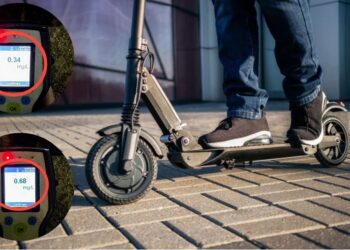 Conduceau trotinete electrice în stare de ebrietate. Doi tineri, reținuți de oamenii legii