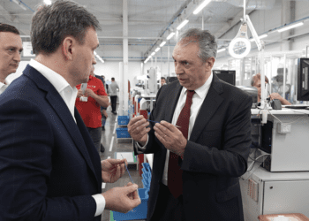 VIDEO | Sunt asigurați cu locuri de muncă aproape de casă. Dorin Recean a vizitat fabrica de cablaje din Albinețul Vechi