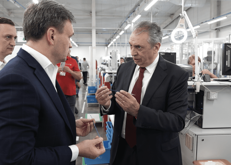 VIDEO | Sunt asigurați cu locuri de muncă aproape de casă. Dorin Recean a vizitat fabrica de cablaje din Albinețul Vechi