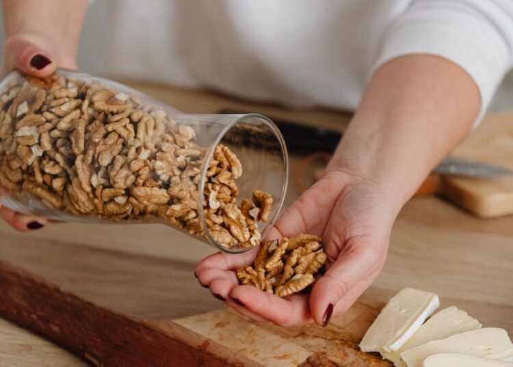 Șase beneficii surprinzătoare dacă mănânci dimineața nuci înmuiate. Vei fi ferit de diabet și vei îmbătrâni frumos