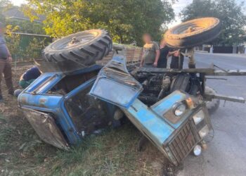 Un tânăr de 19 ani s-a răsturnat cu tractorul la Briceni