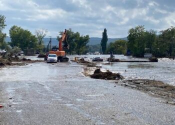 VIDEO // Ploaia a blocat două trasee, s-a rupt digul unui bazin de acumulare, iar sute de salvatori sunt la datorie