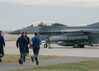 Piloții ucraineni se antrenează în România pe 14 avioane F-16. De ce țara vecină poate fi „un model” pentru astfel de antrenamente