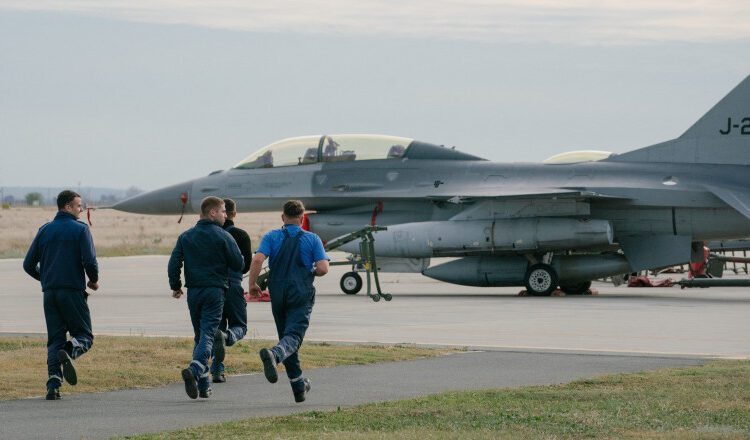 Piloții ucraineni se antrenează în România pe 14 avioane F-16. De ce țara vecină poate fi „un model” pentru astfel de antrenamente