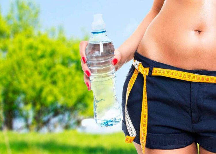 De ce e importantă apa pentru slăbire