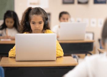 Elevii din 70 de școli vor avea acces la noile tehnologii