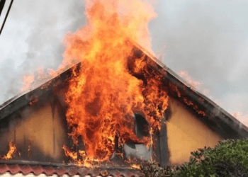 Incendiu în nordul țării. Un bărbat a suferit arsuri și a fost transportat la spital